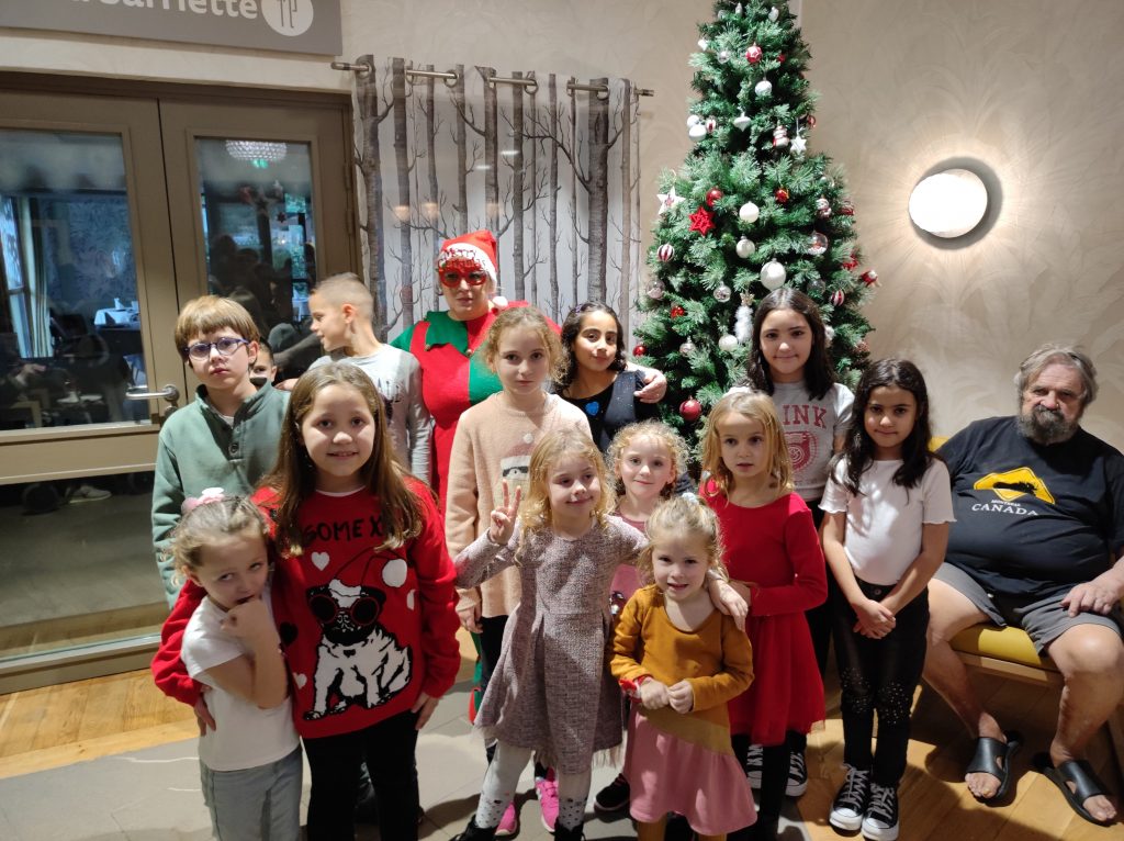 Les enfants devant le sapin de noël